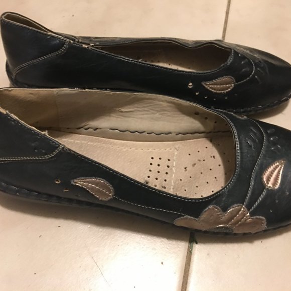 Ladies Leather flower detailed flat shoes - Picture 2 of 2